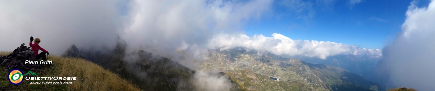 70 Panoramica di vetta dal Salina verso nord..jpg